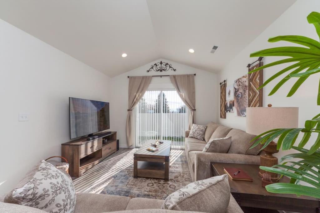 Modern Decor & Style King Bed Wifi With Garage Villa Spokane Kültér fotó