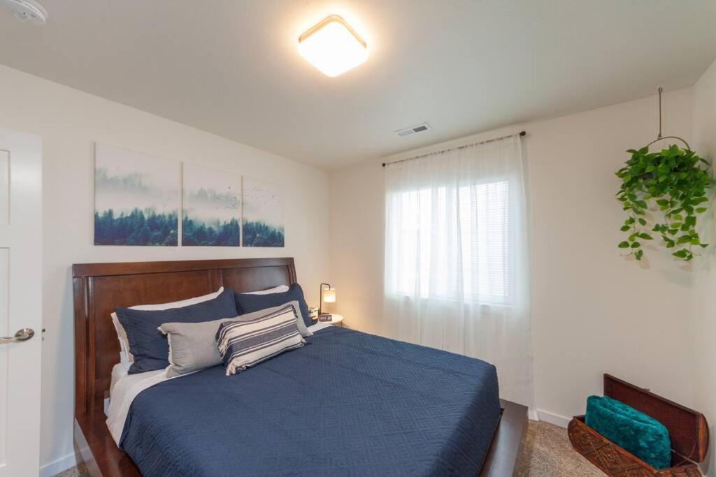 Modern Decor & Style King Bed Wifi With Garage Villa Spokane Kültér fotó